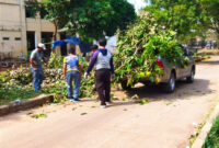 Petugas sedang membersihkan kwasan Rusun Merunda Jakut (Poto: beritajakarta)