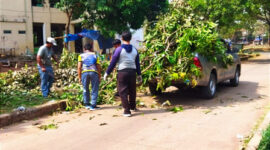 Petugas sedang membersihkan kwasan Rusun Merunda Jakut (Poto: beritajakarta)