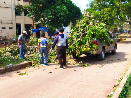 Petugas sedang membersihkan kwasan Rusun Merunda Jakut (Poto: beritajakarta)