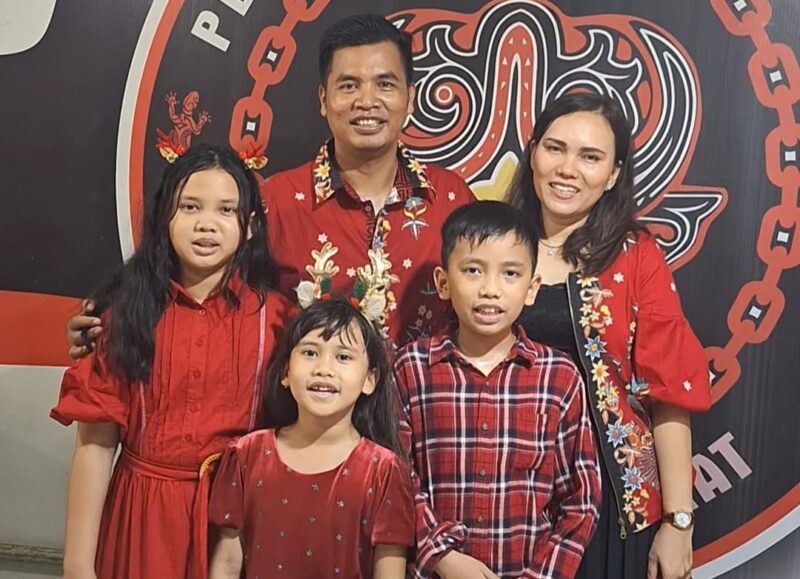 Ronal Sihotang dan Keluarga. (Foto: Ist)
