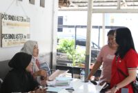 dr. Tjen Stephanie Octavia saat berbincang dengan petugas Posyandu Aster RW 13 Duri Kepa, Kecamatan Kebon Jeruk. (Foto: OKJAKARTA)