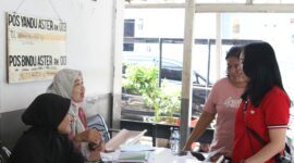 dr. Tjen Stephanie Octavia saat berbincang dengan petugas Posyandu Aster RW 13 Duri Kepa, Kecamatan Kebon Jeruk. (Foto: OKJAKARTA)