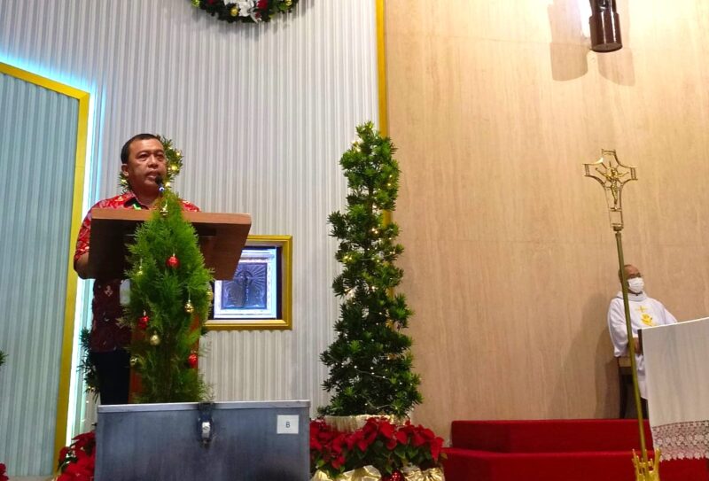 Rizal U Sinurat saat menyampaikan laporan perayaan Natal di Gereja Trinitas Paroki Cengkareng, Senin (25/12/2023) malam. (Foto: Tio)