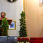 Rizal U Sinurat saat menyampaikan laporan perayaan Natal di Gereja Trinitas Paroki Cengkareng, Senin (25/12/2023) malam. (Foto: Tio)