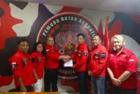 Ketua Ronal Sihotang menyerahkan Surat Mandat ke Liyan Dall Monte selaku Ketua terpilih PAC Kembangan, Kamis (21/12/2023). (Foto: Dok. Pemuda Batak Bersatu)