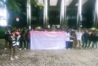 FMPB Sumatera Utara melakukan aksi unjuk rasa di depan gedung KPK, Rabu (3/1/2024). (Foto: Ist)