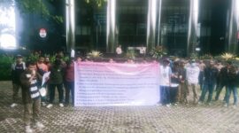 FMPB Sumatera Utara melakukan aksi unjuk rasa di depan gedung KPK, Rabu (3/1/2024). (Foto: Ist)