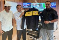 Presiden Flores United didampingi Sekjen memberikan cinderamata kepada Nirwan Bakrie. (Foto: Ist)