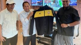 Presiden Flores United didampingi Sekjen memberikan cinderamata kepada Nirwan Bakrie. (Foto: Ist)