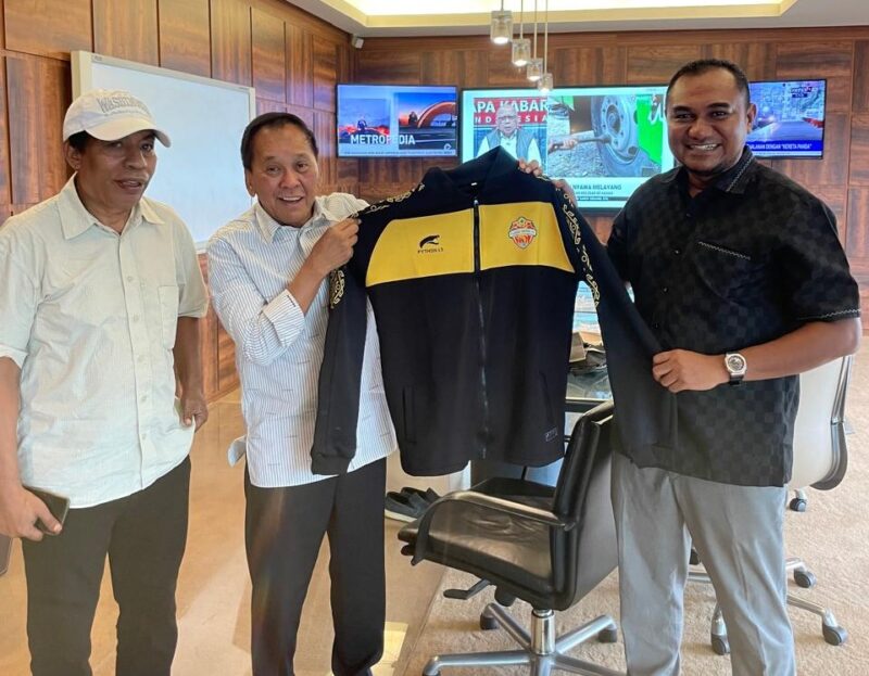 Presiden Flores United didampingi Sekjen memberikan cinderamata kepada Nirwan Bakrie. (Foto: Ist)