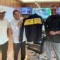 Presiden Flores United didampingi Sekjen memberikan cinderamata kepada Nirwan Bakrie. (Foto: Ist)
