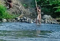 Dua anggota suku terisolasi Hongana Manyawa memperingatkan pengemudi buldoser untuk menjauhi wilayah mereka. (Foto: Ist(