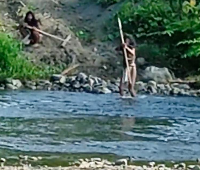 Dua anggota suku terisolasi Hongana Manyawa memperingatkan pengemudi buldoser untuk menjauhi wilayah mereka. (Foto: Ist(