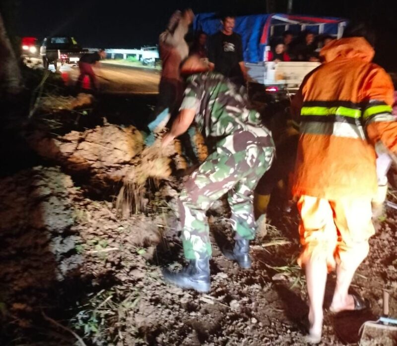 Longsor Di Desa Genting Babinsa Bergerak Cepat Terjun di Lokas