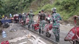 Hari Minggu Libur, Tidak Berlalu Bagi Satgas TMMD Sengkuyung