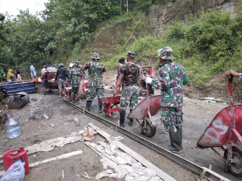 Hari Minggu Libur, Tidak Berlalu Bagi Satgas TMMD Sengkuyung