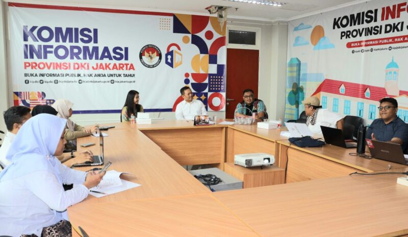 Rapat Kerja Anggota Pokja Aang Muhdi Gozali, Angel Damayanti, Mustakim dan Elwin Rivo Sani, dan tim tenaga ahli Komisi Informasi DKI Jakarta.