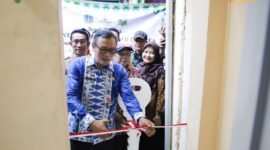 Walikota Jakarta Pusat Gunting Pita Peresmian Bedah Rumah