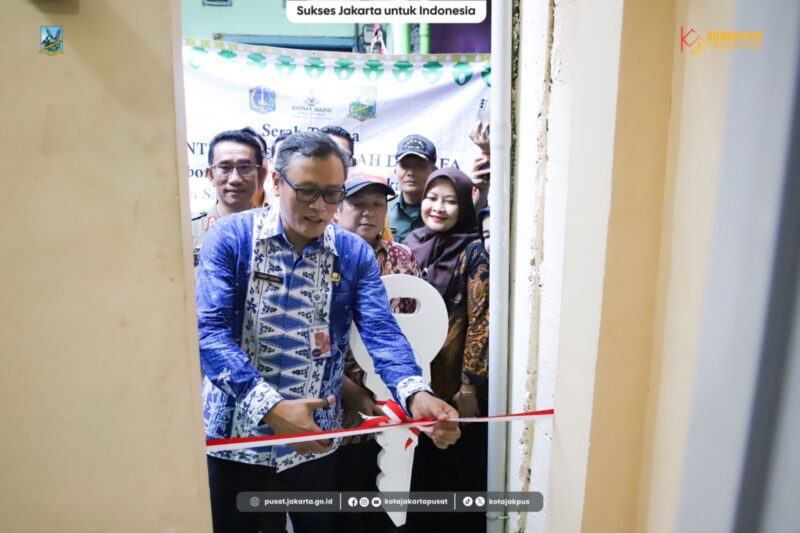 Walikota Jakarta Pusat Gunting Pita Peresmian Bedah Rumah