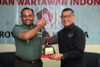 Ket foto: Kapendam Jaya memberikan kenang-kenangan kepada PWI Jaya & diterima oleh Ketua PWI Jaya