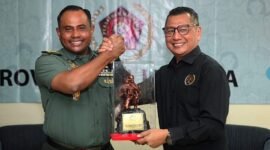 Ket foto: Kapendam Jaya memberikan kenang-kenangan kepada PWI Jaya & diterima oleh Ketua PWI Jaya