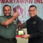 Ket foto: Kapendam Jaya memberikan kenang-kenangan kepada PWI Jaya & diterima oleh Ketua PWI Jaya