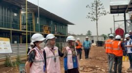 Manager Pemasaran, Insa. Mereka memimpin strategi percepatan proses penyambungan listrik pelanggan Top Golf dengan daya 1.525.000 VA.