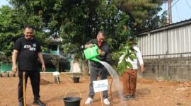 Ketua PWI DKI Jakarta Peduli Penanaman pohon produktif berlangsung di halaman Kantor Pertanahan Jakarta Selatan