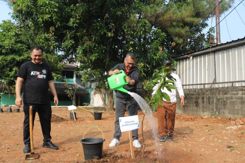 Ketua PWI DKI Jakarta Peduli Penanaman pohon produktif berlangsung di halaman Kantor Pertanahan Jakarta Selatan