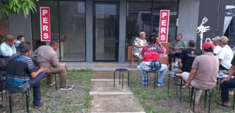 Jurnal kota Grup mengadakan Dialog website