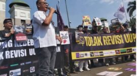 Ketua PWI Jaya Kesit Budi Handoyo berorasi di depan Gedung DPR RI menolak Revisi UU Penyiaran, Senin (27/5/2024).