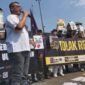 Ketua PWI Jaya Kesit Budi Handoyo berorasi di depan Gedung DPR RI menolak Revisi UU Penyiaran, Senin (27/5/2024).
