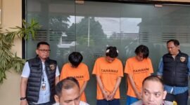 Kapolsek kembangan Kompol Billy Gustiano Barman beserta jajaran menggelar Pers rilis kasus pembacokan anggotanya