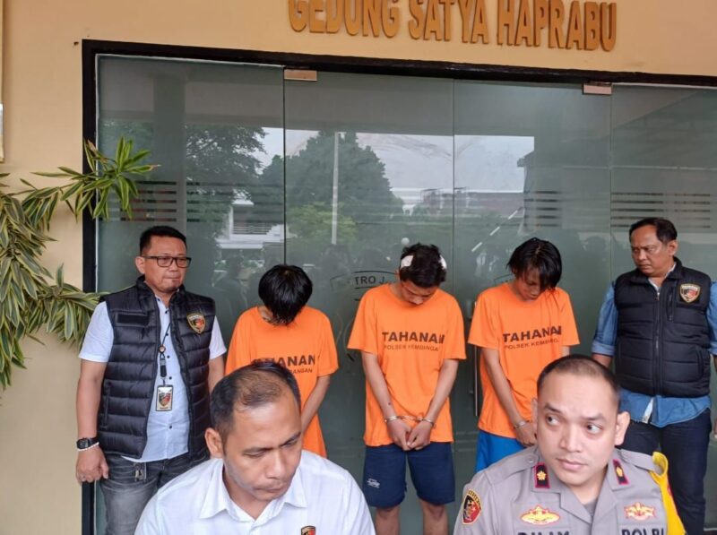 Kapolsek kembangan Kompol Billy Gustiano Barman beserta jajaran menggelar Pers rilis kasus pembacokan anggotanya