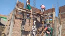 Boyolali. Babinsa Koramil 18/Kemusu Kodim 0724/Boyolali Serda Sujanto membantu membangun rumah warga binaan dengan pemasangan batu bata merah disalah satu rumah warga di Dukuh