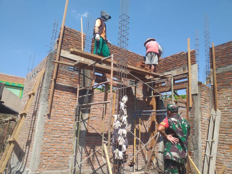 Boyolali. Babinsa Koramil 18/Kemusu Kodim 0724/Boyolali Serda Sujanto membantu membangun rumah warga binaan dengan pemasangan batu bata merah disalah satu rumah warga di Dukuh