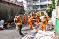 Petugas Gabungan Kelurahan Petojo Utara Lakukan Penertiban PKL dan Bangunan Semi Permanen