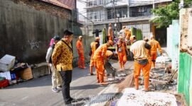 Petugas Gabungan Kelurahan Petojo Utara Lakukan Penertiban PKL dan Bangunan Semi Permanen