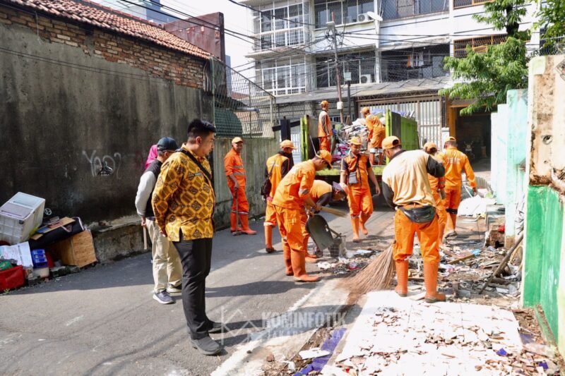 Petugas Gabungan Kelurahan Petojo Utara Lakukan Penertiban PKL dan Bangunan Semi Permanen