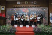 FotoDharma Wanita Persatuan (DWP) Kota Jakarta Barat menggelar pelatihan sekaligus lomba membuat hand bouquet di ruang Ali Sadikin, Gedung Wali Kota Jakarta Barat