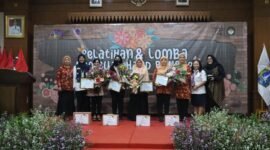 FotoDharma Wanita Persatuan (DWP) Kota Jakarta Barat menggelar pelatihan sekaligus lomba membuat hand bouquet di ruang Ali Sadikin, Gedung Wali Kota Jakarta Barat
