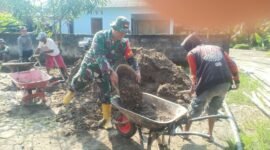 Kegiatan gotong royong yang dilakukan Babinsa bersama warga