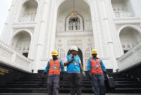 Petugas PLN siap siaga memastikan pasokan listrik pelanggan dalam kondisi aman dalam rangka menyambut Hari Raya Idul Adha 1445 H.