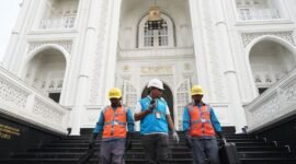 Petugas PLN siap siaga memastikan pasokan listrik pelanggan dalam kondisi aman dalam rangka menyambut Hari Raya Idul Adha 1445 H.