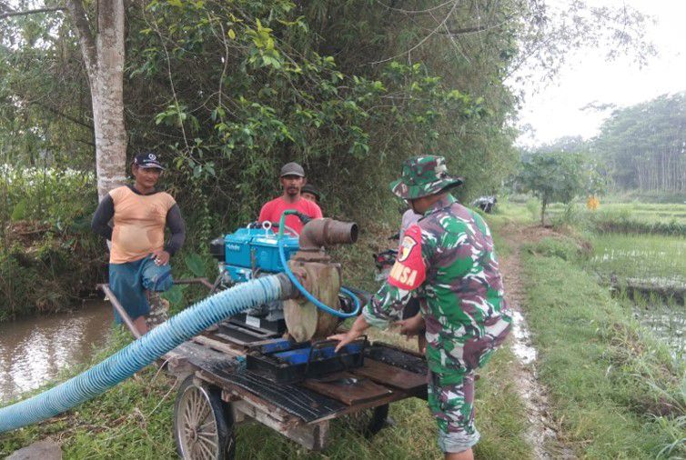 Sertu Tri Rosadi, diharapkan Kelompok Tani Makmur Abadi dapat meningkatkan efisiensi dalam penggunaan air dan memastikan kelancaran pengairan pada lahan pertanian mereka