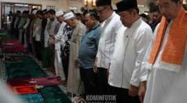 FotoWali Kota Administrasi Jakarta Pusat Dhany Sukma bersama jajarannya serta warga sekitar lingkungan kantor wali kota melaksanakan salat Iduladha, di Masjid Al-Fauz.