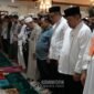 FotoWali Kota Administrasi Jakarta Pusat Dhany Sukma bersama jajarannya serta warga sekitar lingkungan kantor wali kota melaksanakan salat Iduladha, di Masjid Al-Fauz.