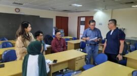 Foto.  Kesit Budi Handoyo dan Arman Suparman bersama calon peserta OKK.