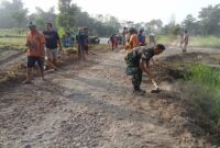 Serda Khamid Bersama Warga Desa Jajar Laksanakan Perbaikan Jalan