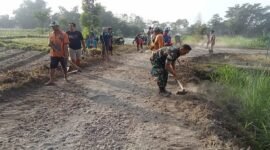 Serda Khamid Bersama Warga Desa Jajar Laksanakan Perbaikan Jalan
